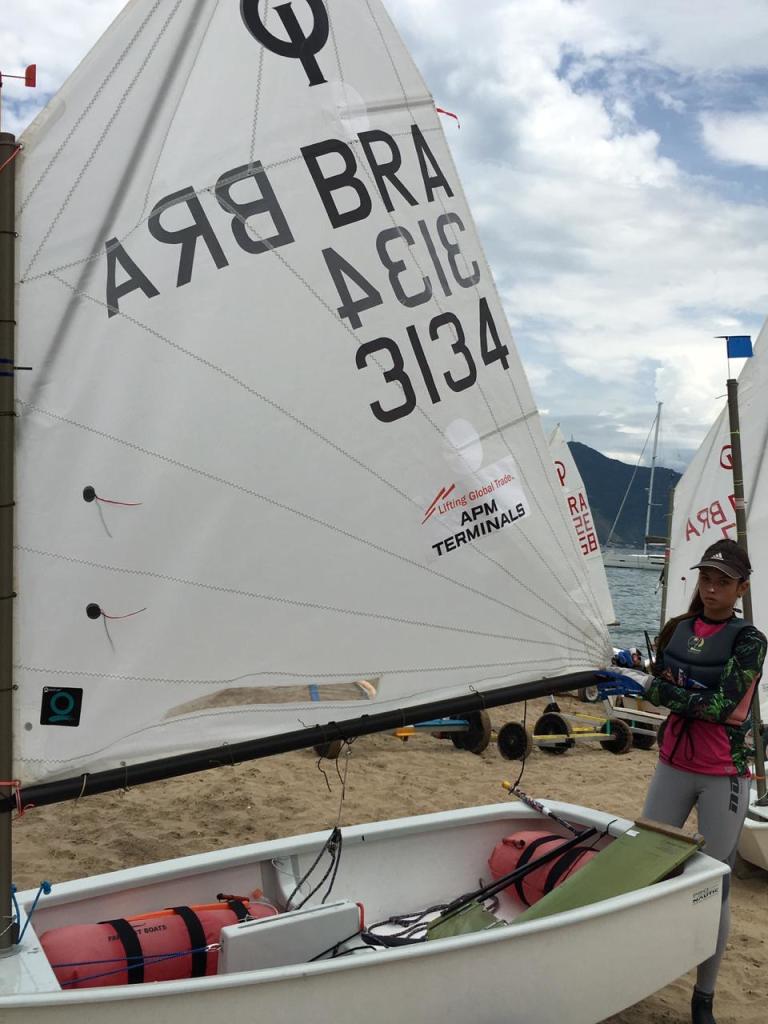 Brenda Furlin, velejadora mirim do Itajaí Sailing Team (IST), participa de 5 a 15 de janeiro, do 47° Campeonato Brasileiro de Optimist/ Foto: Arquivo Pessoal/Divulgação