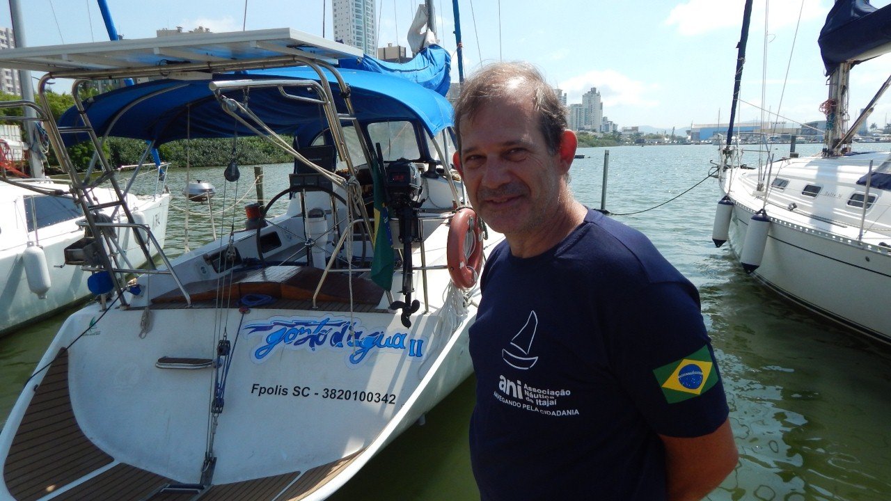 Veleiro Gosto D’água capitaneado pelo velejador Claudio Copello colide com uma baleia jubarte na Região de Abrolhos