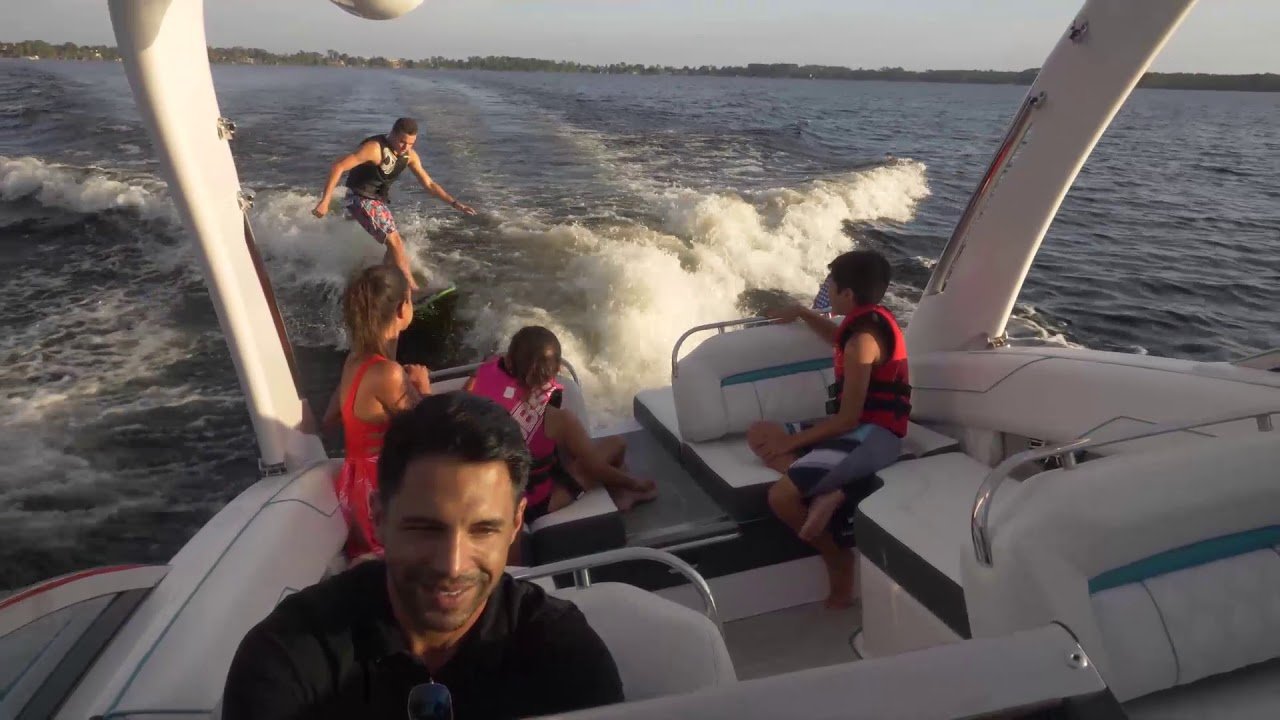 Volvo Penta apresenta sistema de controle e display para wakesurfing e outros esportes aquáticos