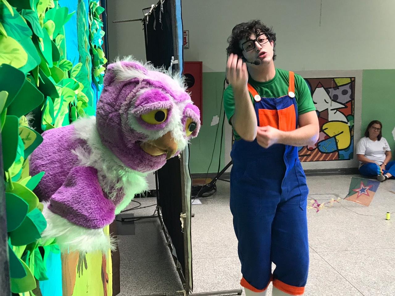 Escola pública do ABC Paulista recebe peça infantil com tradução em libras