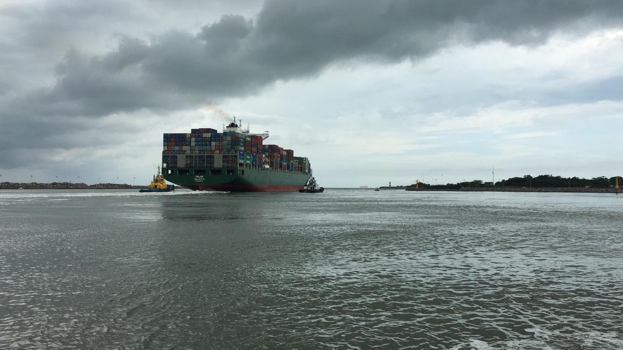 Ação inédita no Brasil: Navio de 300 metros completou o teste em 1 hora e 40 minutos a manobra especial na nova Bacia de Evolução