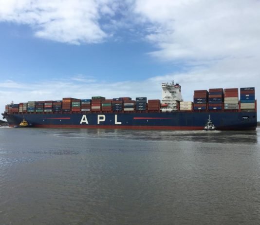 Navio APL Paris, de 347 metros: a maior embarcação “full container” a operar na costa brasileira
