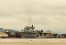 Porto de Itajaí recebe maior embarcação da Marinha do Brasil e da América Latina