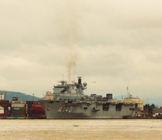 Porto de Itajaí recebe maior embarcação da Marinha do Brasil e da América Latina