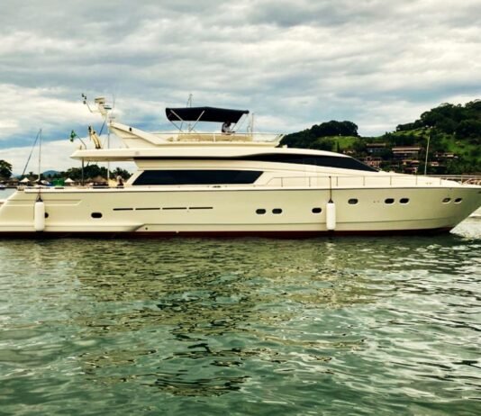 Balneário Camboriú: Iate Marine oferece o maior barco da América Latina com 80 pés