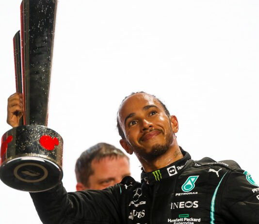 Lewis conquista uma a vitória no Grande Prêmio do Qatar após um desempenho dominante