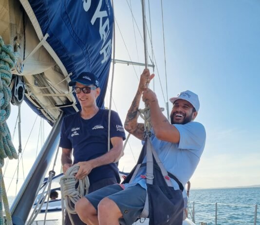A convite de Kaiak, da Natura, Ítalo Ferreira embarcou no veleiro Kat da Família Schumann
