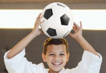 Bruninho, o torcedor de futebol que foi hostilizado, dá a volta por cima e se diverte em campanha publicitária