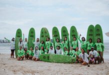Águas de Gaia ensina surf para mulheres de Guarapari