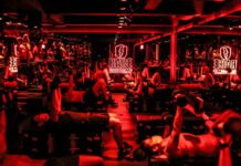 Gostaria de abordar a especulação na mídia nos últimos dias em relação à minha propriedade do Chelsea FC. Como já disse antes, sempre tomei decisões com o melhor interesse do Clube no coração. Na situação atual, tomei, portanto, a decisão de vender o Clube, pois acredito que isso é do melhor interesse do Clube, dos torcedores, dos funcionários, bem como dos patrocinadores e sócios do Clube. A venda do Clube não será acelerada, mas seguirá o devido processo legal. Não pedirei que nenhum empréstimo seja pago. Isso nunca foi sobre negócios ou dinheiro para mim, mas sobre pura paixão pelo jogo e clube. Além disso, instruí minha equipe a criar uma fundação de caridade onde todos os lucros líquidos da venda serão doados. A fundação será em benefício de todas as vítimas da guerra na Ucrânia. Isso inclui fornecer fundos críticos para as necessidades urgentes e imediatas das vítimas, bem como apoiar o trabalho de longo prazo de recuperação. Por favor, saiba que esta foi uma decisão incrivelmente difícil de tomar, e me dói me separar do Clube desta maneira. No entanto, eu acredito que isso é do melhor interesse do Clube. Espero poder visitar Stamford Bridge uma última vez para dizer adeus a todos vocês pessoalmente. Foi um privilégio de uma vida fazer parte do Chelsea FC e estou orgulhoso de todas as nossas conquistas conjuntas. Chelsea Football Club e seus torcedores sempre estarão no meu coração. Obrigado, Roman.