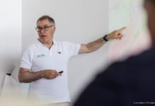 Velejadores participam de briefing meteorológico para Globe 40