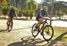 Escolinha de Triathlon faz gincana e arraial com nada, pedala e corre em Campinas