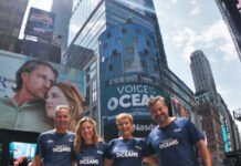 Família Schurmann projeta sua Voz dos Oceanos na Times Square, no coração de Manhattan, em Nova York.