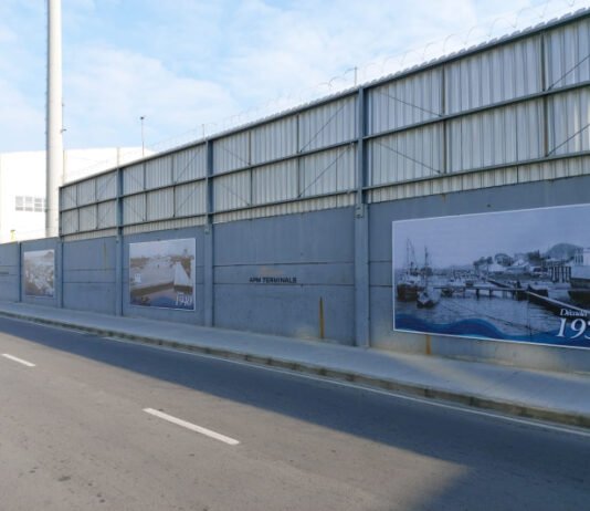 Porto de Itajaí realiza entrega de 17 painéis ao município