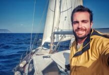 Velejador e ator Max Fercondini recebe público em noite de autógrafos do livro “Mar Calmo Não Faz Bom Marinheiro” no Itajaí Shopping