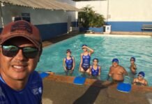 Crianças e adolescentes da Escolinha de Natação Formando Campeões aprendem a nadar e evoluem na modalidade