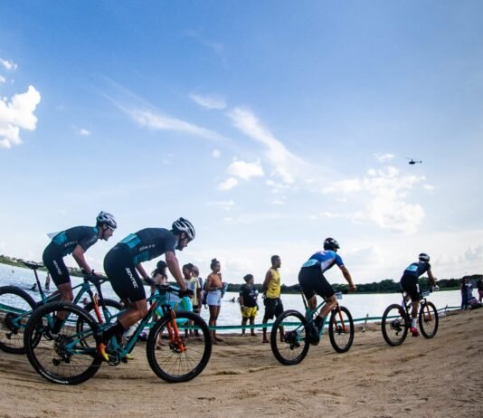 Ciclistas dão show de velocidade e ultrapassagem no Desafio Short Track 2022
