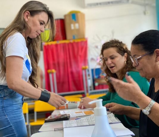 Eleições 2022- Com as filhas, Mariana e Manuela, deputada Paulinha vota de manhã em Bombinhas