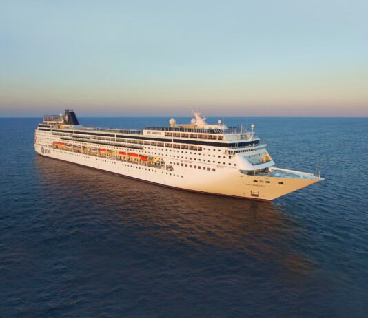 Depois de parar em Balneário Camboriú transatlântico Armonia atraca em Itajai