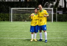 “Maestro” Massa forma dupla letal com o filho em futebol solidário antes da final da Stock