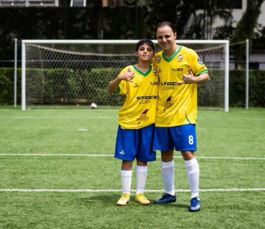 “Maestro” Massa forma dupla letal com o filho em futebol solidário antes da final da Stock