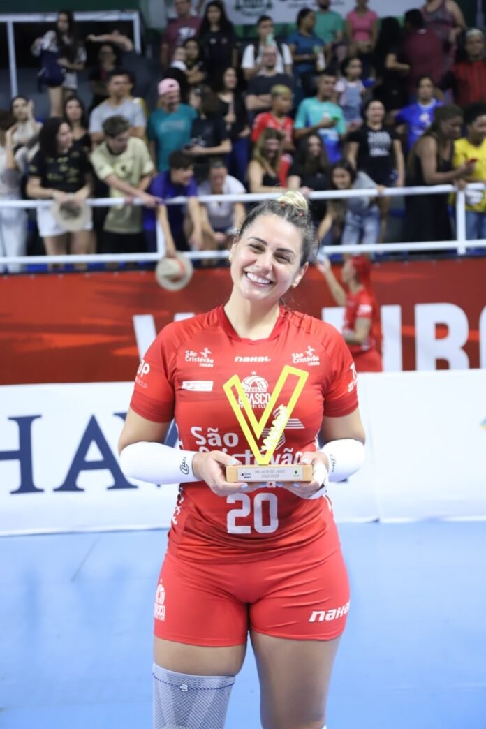 Giovana com o Troféu Viva Vôlei