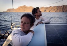 Barcos da The Ocean Race navegam lentamente para o sul
