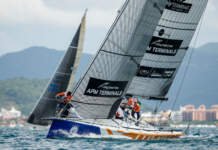 Barco da parada brasileira da The Ocean Race na Semana de Vela com a bandeira Itajaí Sailing Team by King