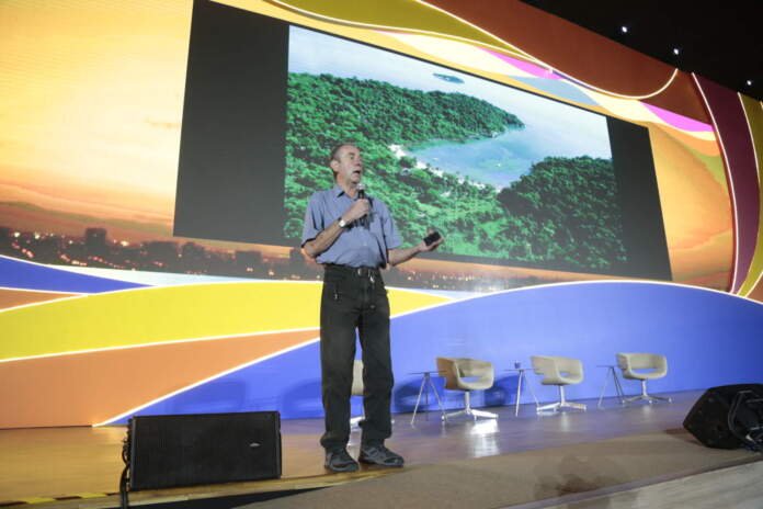 No painel que marcou o encerramento do evento Amyr Klink falou da sua trajetória como navegador contando histórias das principais viagens realizadas Foto Alex Costa