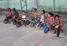 Evento usa bikes sem rodinhas para ensinar cidadania para crianças na periferia carioca