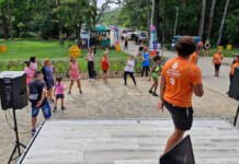 Parques das Zonas Oeste e Norte recebem as unidades móveis do SAMPA Saúde em Movimento Entre quinta-feira (11) a domingo (14), os veículos equipados com aparelhos de ponta oferecerão avaliação nutricional e física grátis para a população da cidade de São Paulo O programa SAMPA Saúde em Movimento anuncia a programação das unidades móveis para mais dois locais públicos da cidade de São Paulo, que levarão atendimento e atividades grátis para a população. A partir desta quinta-feira (11) até domingo (14), parques da Zona Oeste e Zona Norte receberão os veículos equipados com aparelhos de ponta e profissionais para avaliação física e nutricional. Os parques Anhanguera, em Perus, e Chácara do Jockey, na Vila Sônia, recebem as unidades móveis do SAMPA Saúde em Movimento. Além das visitas dos veículos, um total de 15 parques da cidade contam com o atendimento de profissionais de educação física especializados para ministrar aulas de ginástica, alongamento e dança entre terça a domingo. Confira a programação das unidades móveis desta semana do SAMPA Saúde em Movimento: Zona Norte Parque Anhanguera (Estrada de Perus, 1000 - Perus - km 25 da Rodovia Anhanguera) Quinta e Sexta (11 e 12): 7h às 11h e das 14h às 18h Sábado e domingo (13 e 14): 7h às 12h Zona Oeste Parque do Jokey (Av. Prof. Francisco Morato, 5300 - Vila Sonia) Quinta e Sexta (11 e 12): 7h às 11h e das 14h às 18h Sábado e domingo (13 e 14): 7h às 12h Para agilizar o atendimento e desfrutar de todos os recursos do programa SAMPA Saúde em Movimento, é recomendada a inscrição antecipada pelo aplicativo criado especialmente para o projeto. Para isso, basta acessar: https://app.sampasaudeemmovimento.com.br/. Também é possível se registrar presencialmente, nos parques selecionados para receber as atividades. Um dos diferenciais do SAMPA Saúde em Movimento são as unidades móveis de saúde. Os dois veículos trazem consultórios equipados com o InBody 370s que, por meio de um método chamado Análise de impedância bioelétrica (BIA), medem a composição do corpo das pessoas. Esse exame divide o peso corporal em diferentes componentes, como massa magra e massa gorda, e isso ajuda a avaliar a saúde. O InBody 370s é o mesmo dispositivo utilizado em algumas das maiores academias brasileiras. Ainda mais atividades - O SAMPA Saúde em Movimento também tem programação com atividades diferenciadas aos finais de semana. Agora será a vez da Zona Lesta. O Parque do Carmo (Av. Afonso de Sampaio e Sousa, 951 - Itaquera) vai receber ativações relacionadas ao meio ambiente, saúde e, claro, muito movimento. No sábado e domingo, as pessoas poderão participar de aulas de dança e ginástica, com o incremento de ativação de meio ambiente no sábado e voltada para a saúde no domingo. O projeto é promovido pela Prefeitura de São Paulo, por meio da Secretaria Municipal de Esportes e Lazer (SEME) em parceria com a Secretaria Municipal do Verde e Meio Ambiente (SVMA) e com a Federação Nacional das Entidades do Terceiro Setor (FENATS), com colaboração da Secretaria Municipal de Saúde (SMS). Sobre o programa - Com a proposta de ser o maior programa de qualidade de vida em locais públicos do Brasil, vai levar qualidade de vida e saúde por meio da atividade física, com ações gratuitas pelo período de um ano. O projeto atenderá pessoas acima de 18 anos, que receberão a orientação necessária para deixar o sedentarismo ou melhorar o exercício de suas capacidades físicas. Confira onde participar do SAMPA Saúde em Movimento 1 - OESTE - Chácara do Jockey – Vila Sonia 2 – NORTE – Parque Anhanguera - Perus 3 – SUL - Linear São José – Rio Bonito 4 – LESTE - Parque do Carmo – Itaquera 5 - OESTE – Parque Raposo Tavares – Vila Albano 6 – NORTE – Parque Vila Guilherme/Parque do Trote – Vila Guilherme 7 – SUL – Parque Sete Campos – Cidade Ademar 8 – LESTE – Parque Ecológico Chico Mendes – Vila Curuçá 9 - SUL – Parque Santo Dias (Capão Redondo) / Parque Linear Feitiço (Campo Limpo) 10 – LESTE – Parque Piqueri – Tatuapé 11 – SUL - Parque Linear Cantinho do Céu – Capela de Socorro 12 – LESTE – Parque CERET – Jardim Anália Franco 13 - CENTRO-OESTE - Parque da Aclimação – Aclimação 14 – LESTE - Parque do Tiquatira – Penha 15 – SUL – Parque do Chuvisco – Jardim Aeroporto Mais informações: site: www..sampasaudeemmovimento.com.br Instagram: @sampasaudeemmovimento fanpage: facebook.com/sampasaudeemmovimento Foto: SAMPA Saúde em Movimento / Divulgação