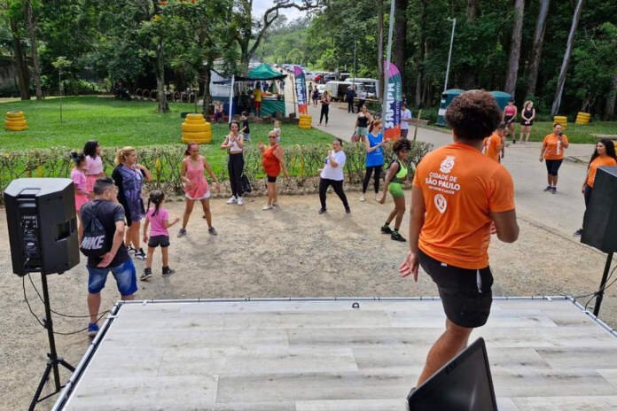 Entre quinta-feira (11) a domingo (14), os veículos equipados com aparelhos de ponta oferecerão avaliação nutricional e física grátis para a população da cidade de São Paulo O programa SAMPA Saúde em Movimento anuncia a programação das unidades móveis para mais dois locais públicos da cidade de São Paulo, que levarão atendimento e atividades grátis para a população. A partir desta quinta-feira (11) até domingo (14), parques da Zona Oeste e Zona Norte receberão os veículos equipados com aparelhos de ponta e profissionais para avaliação física e nutricional. Os parques Anhanguera, em Perus, e Chácara do Jockey, na Vila Sônia, recebem as unidades móveis do SAMPA Saúde em Movimento. Além das visitas dos veículos, um total de 15 parques da cidade contam com o atendimento de profissionais de educação física especializados para ministrar aulas de ginástica, alongamento e dança entre terça a domingo. Confira a programação das unidades móveis desta semana do SAMPA Saúde em Movimento: Zona Norte Parque Anhanguera (Estrada de Perus, 1000 - Perus - km 25 da Rodovia Anhanguera) Quinta e Sexta (11 e 12): 7h às 11h e das 14h às 18h Sábado e domingo (13 e 14): 7h às 12h Zona Oeste Parque do Jokey (Av. Prof. Francisco Morato, 5300 - Vila Sonia) Quinta e Sexta (11 e 12): 7h às 11h e das 14h às 18h Sábado e domingo (13 e 14): 7h às 12h Para agilizar o atendimento e desfrutar de todos os recursos do programa SAMPA Saúde em Movimento, é recomendada a inscrição antecipada pelo aplicativo criado especialmente para o projeto. Para isso, basta acessar: https://app.sampasaudeemmovimento.com.br/. Também é possível se registrar presencialmente, nos parques selecionados para receber as atividades. Um dos diferenciais do SAMPA Saúde em Movimento são as unidades móveis de saúde. Os dois veículos trazem consultórios equipados com o InBody 370s que, por meio de um método chamado Análise de impedância bioelétrica (BIA), medem a composição do corpo das pessoas. Esse exame divide o peso corporal em diferentes componentes, como massa magra e massa gorda, e isso ajuda a avaliar a saúde. O InBody 370s é o mesmo dispositivo utilizado em algumas das maiores academias brasileiras. Ainda mais atividades - O SAMPA Saúde em Movimento também tem programação com atividades diferenciadas aos finais de semana. Agora será a vez da Zona Lesta. O Parque do Carmo (Av. Afonso de Sampaio e Sousa, 951 - Itaquera) vai receber ativações relacionadas ao meio ambiente, saúde e, claro, muito movimento. No sábado e domingo, as pessoas poderão participar de aulas de dança e ginástica, com o incremento de ativação de meio ambiente no sábado e voltada para a saúde no domingo. O projeto é promovido pela Prefeitura de São Paulo, por meio da Secretaria Municipal de Esportes e Lazer (SEME) em parceria com a Secretaria Municipal do Verde e Meio Ambiente (SVMA) e com a Federação Nacional das Entidades do Terceiro Setor (FENATS), com colaboração da Secretaria Municipal de Saúde (SMS). Sobre o programa - Com a proposta de ser o maior programa de qualidade de vida em locais públicos do Brasil, vai levar qualidade de vida e saúde por meio da atividade física, com ações gratuitas pelo período de um ano. O projeto atenderá pessoas acima de 18 anos, que receberão a orientação necessária para deixar o sedentarismo ou melhorar o exercício de suas capacidades físicas. Confira onde participar do SAMPA Saúde em Movimento 1 - OESTE - Chácara do Jockey – Vila Sonia 2 – NORTE – Parque Anhanguera - Perus 3 – SUL - Linear São José – Rio Bonito 4 – LESTE - Parque do Carmo – Itaquera 5 - OESTE – Parque Raposo Tavares – Vila Albano 6 – NORTE – Parque Vila Guilherme/Parque do Trote – Vila Guilherme 7 – SUL – Parque Sete Campos – Cidade Ademar 8 – LESTE – Parque Ecológico Chico Mendes – Vila Curuçá 9 - SUL – Parque Santo Dias (Capão Redondo) / Parque Linear Feitiço (Campo Limpo) 10 – LESTE – Parque Piqueri – Tatuapé 11 – SUL - Parque Linear Cantinho do Céu – Capela de Socorro 12 – LESTE – Parque CERET – Jardim Anália Franco 13 - CENTRO-OESTE - Parque da Aclimação – Aclimação 14 – LESTE - Parque do Tiquatira – Penha 15 – SUL – Parque do Chuvisco – Jardim Aeroporto Mais informações: site: www..sampasaudeemmovimento.com.br Instagram: @sampasaudeemmovimento fanpage: facebook.com/sampasaudeemmovimento Foto: SAMPA Saúde em Movimento / Divulgação