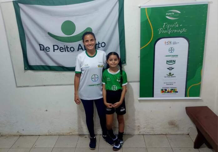 Mãe e filha em projeto social