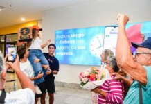 Bicampeã mundial de bodyboarding Luna Hardman é recebida com festa no aeroporto de Vitória (ES)
