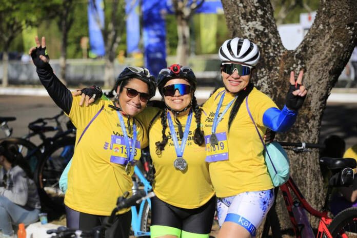 O evento apresentado pela Brasilprev será no dia 14, no Parque da Cidade Sarah Kubitschek, e contará com Passeio de Bike, Caminhada e Corrida Kids, além de diferentes atividades para o público em geral. Inscrições já estão abertas e custam R$ 20,00 O Festival Vamos Passear estará pela quarta vez em Brasília. E, nesta edição 2024, o Distrito Federal encerra o evento, no dia 14 de julho, com a realização da sétima e última etapa. Mais uma vez, os participantes estarão reunidos no Parque da Cidade Sarah Kubitschek. Um dia de lazer e entretenimento para toda a família, com incentivo à prática da atividade física. O evento, organizado pelo Instituto BR Brasil, é voltado para a saúde, o esporte e o bem-estar, e destinado a crianças, jovens, adultos e idosos. No ano passado, o Festival contou com quatro mil pessoas. Agora, volta ao Parque da Cidade, um dos maiores parques urbanos do mundo, localizado na Asa Sul, muito arborizado, ponto de encontro, lazer e entretenimento da população, em um dos espaços mais visitados da capital do País. Quem quiser participar ainda pode se inscrever no Passeio de Bike, de 10 km e na Corrida Kids, nas idades 12 a 14 anos. (nas demais idades não tem mais vaga). O valor é R$ 20,00 para dar oportunidade a todos de participar e pode ser feita no site www.ticketsports.com.br, com direito ao kit do atleta, incluindo camiseta, sacochila, viseira (para os adultos) e boné (para as crianças). A Caminhada de 4 km está com inscrições esgotadas. O Festival Vamos Passear contará, também, com diversas atrações abertas ao público em geral e gratuitas, sem inscrição prévia, como quadra poliesportiva e quadra de areia (aulas e torneios de beach tennis, vôlei de praia, futevôlei, vôlei e basquete), além de minipista de skate (mini half-pipe para crianças e adolescentes). Professores acompanharão as atividades para orientar os participantes. Será montado, novamente, o Espaço Kids, sucesso nas edições anteriores, com diversas ações pensadas especialmente para as crianças - atividades lúdicas infantis, além de 