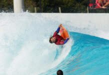 Neymara Carvalho treina na piscina de ondas de Garopaba para o Circuito Mundial de Bodyboarding