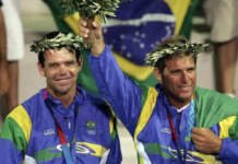 Robert Scheidt e Torben Grael passam bastão para Rebeca Andrade na Olimpíada