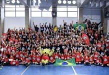 Ídolos do Bayer 04 Leverkusen fazem clínica com crianças