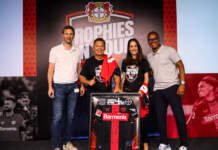 Tetracampeão apresenta as taças do Bayer Leverkusen na sede da multinacional