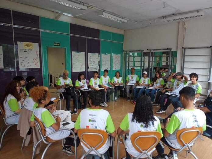 446726_1137080_escolaiee_jovens1_web_