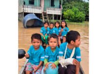 Cheia do Rio Purus, no sul do Amazonas, transforma espaços da escola em comunidade indígena