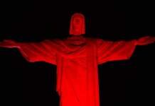 Cristo Redentor iluminado com as cores do Bayer 04 Leverkusen