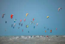 ”Temporada dos ventos” impulsiona esportes de vela no Ceará