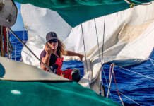 Com 60 anos de idade a velejadora Izabel Pimentel em alto-mar realizando sua décima quarta travessia oceânica