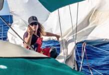 Velejadora brasileira realiza sua 14ª travessia oceânica aos 60 anos. Pimentel e seu barco Don estão neste momento em Florianópolis