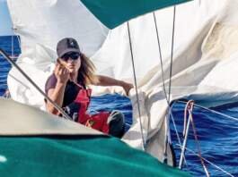 Velejadora brasileira realiza sua 14ª travessia oceânica aos 60 anos. Pimentel e seu barco Don estão neste momento em Florianópolis