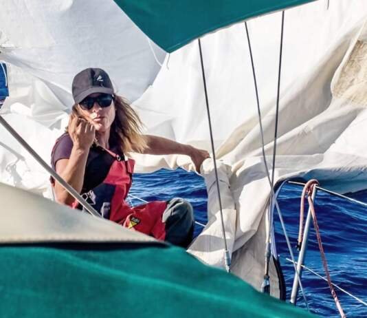 Velejadora brasileira realiza sua 14ª travessia oceânica aos 60 anos. Pimentel e seu barco Don estão neste momento em Florianópolis