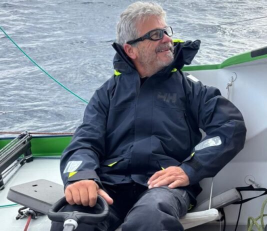 Barco Brasil lidera categoria Sharp e entra em águas nacionais rumo ao Recife