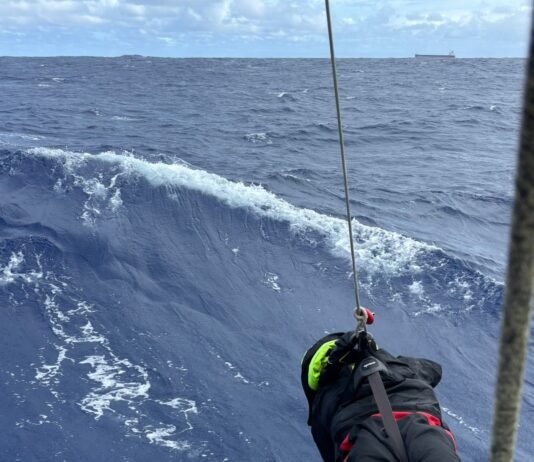 Tensão em alto mar na costa brasileira com o barco Brasil na Globe 40 Barco BrSIL