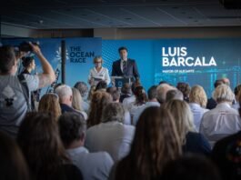 The Ocean Race 2027 – prefeito de Alicante, Luis Barcala aponta que a regata gera na cidade 1,65 milhão de visitantes, oito mil empregos criados, um impacto direto de €467 milhões no PIB © Amalia Infante / The Ocean Race